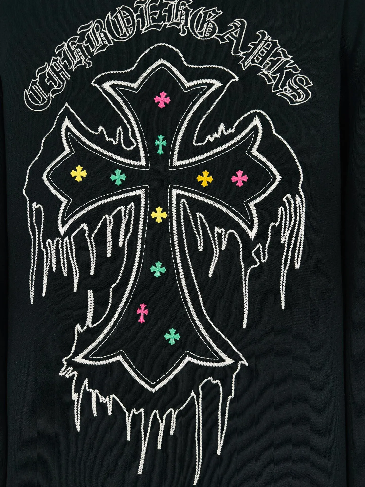 P260 top version, real shot without P, ​​different from market currency) 𝗖𝗵𝗿𝗼𝗺𝗲 𝗛𝗲𝗮𝗿𝘁𝘀/Cro Heart 2025 washed patch embroidery autumn and winter new original single counter American laser burnt 3D three-dimensional color embroidered couple casual sweatshirt 👑The highest version! Customized fabric 430g tripe terry fabric! American acid-washed and distressed original fabric laser burnt ✟appliqué embroidery and exquisite embroidery of letters! The best-selling model in the counter, very comfortable to wear. Accessories: original molded and authenticated collar label➕100% silk wash label. Genuine purchase-grade original hangtag➕matching hanging rope➕3D hanging beads➕original packaging bag. Craftsmanship: The original version has consistent wiring! The highest version of the armhole matching technique! Color: White Black Size: S M L XL Style Number: 25-355